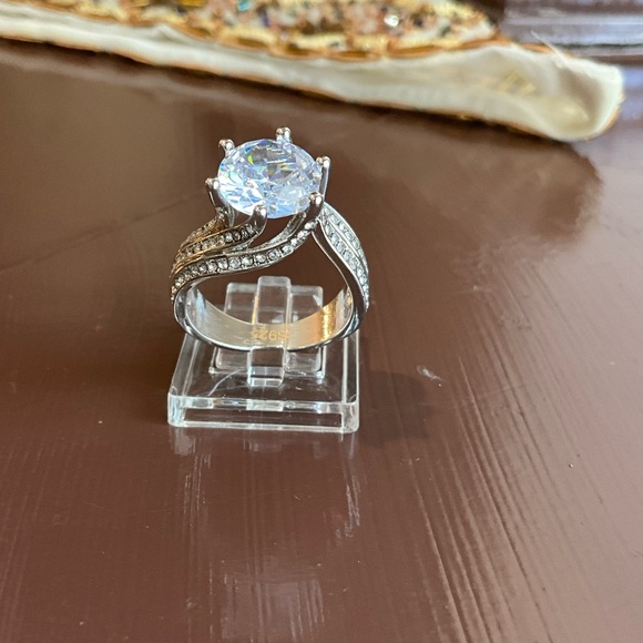 Elegant Silver Ring with Large Gemstone 7 - Picture 11 of 12